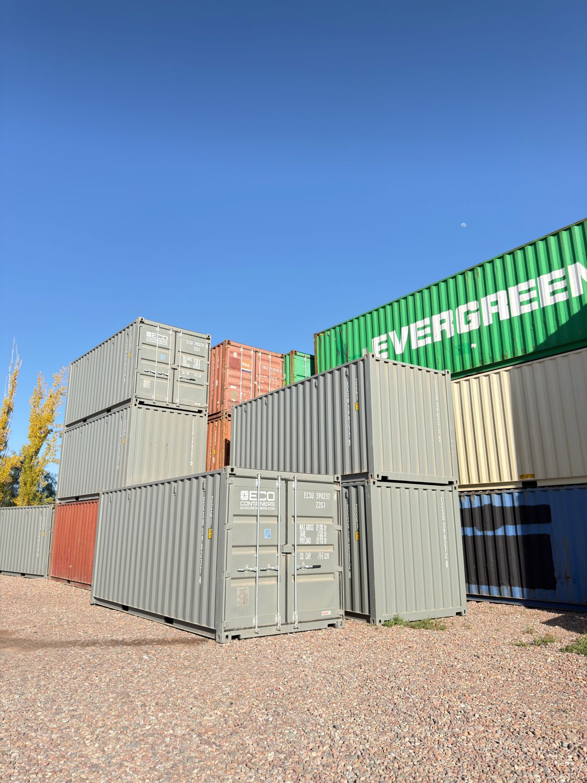 Stock de contenedores marítimos en depósito